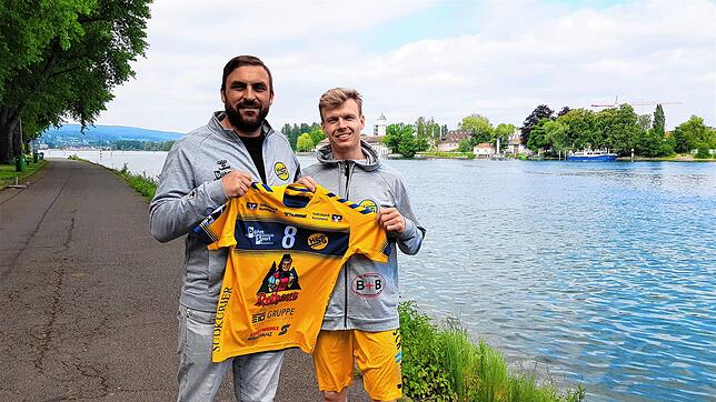 HSG-Geschäftsführer André Melchert (links) mit Neuzugang Felix Sproß.