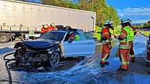 Die Feuerwehr Engen löschte am Samstagabend vor Ostern einen brennenden Pkw auf der Rastanlage Hegau Ost.
