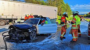 Die Feuerwehr Engen löschte am Samstagabend vor Ostern einen brennenden Pkw auf der Rastanlage Hegau Ost.