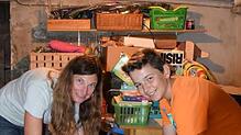 Selma Selting und ihr Patensohn Raphael Schnick packen die Kisten für den Kinderflohmarkt beim Radolfzeller Altstadtfest am Samstag.