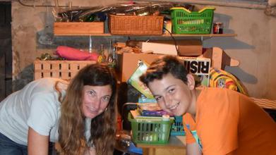 Selma Selting und ihr Patensohn Raphael Schnick packen die Kisten für den Kinderflohmarkt beim Radolfzeller Altstadtfest am Samstag.
