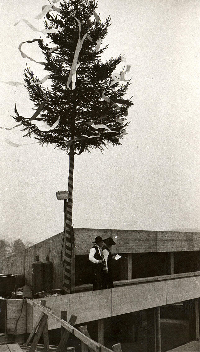Baubeginn für das Landratsamt in Stockach war im Februar 1968. Dieses Foto entstand beim Richtfest.