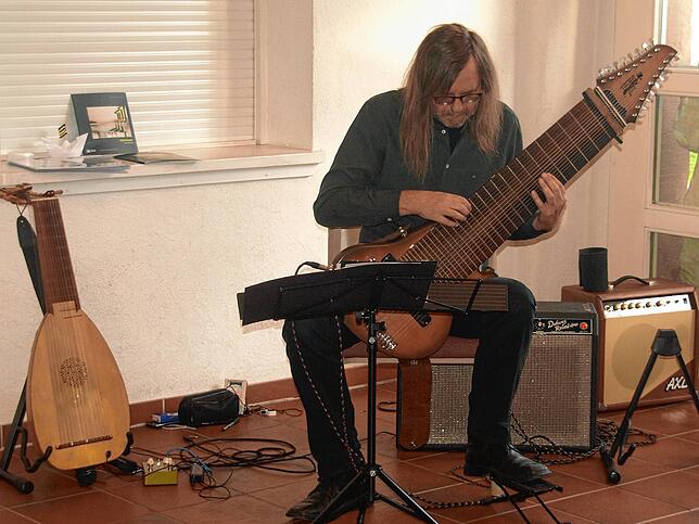 Wolfgang Daiss stellte die Besonderheiten der Tapping-Gitarre vor.