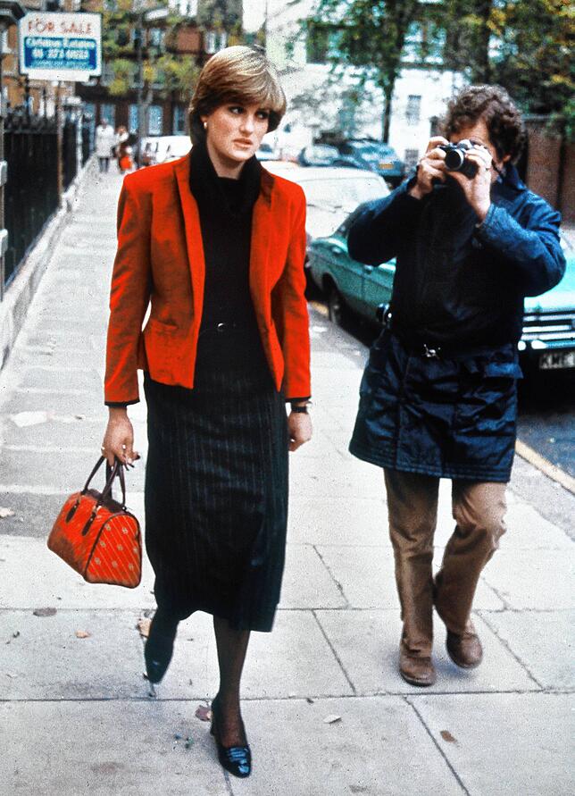 Ein Fotograf folgt Diana, die damals noch Spencer hieß und mit Prinz Charles nur befreundet war. Als Gerüchte über eine Beziehung zum ...