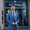 Oberbürgermeister Simon Gröger steht vor dem Eingang des Radolfzeller Rathauses. In der Stadtverwaltung sind derzeit viele Stellen ...