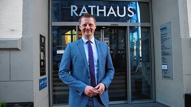 Oberbürgermeister Simon Gröger steht vor dem Eingang des Radolfzeller Rathauses. In der Stadtverwaltung sind derzeit viele Stellen ...
