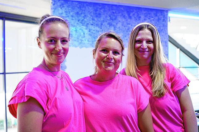 Die Arbeitskolleginnen Melanie Richter, Catrin Rakers und Bianca Hauser haben sich für den neuen Barbie Film in pink gekleidet.