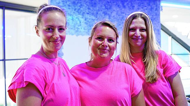 Die Arbeitskolleginnen Melanie Richter, Catrin Rakers und Bianca Hauser haben sich für den neuen Barbie Film in pink gekleidet.