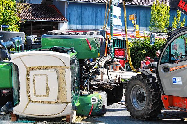 Bild 6: Wahlwies: Bilder - Bergung des umgekippten Traktors in der Adler-Kurve!