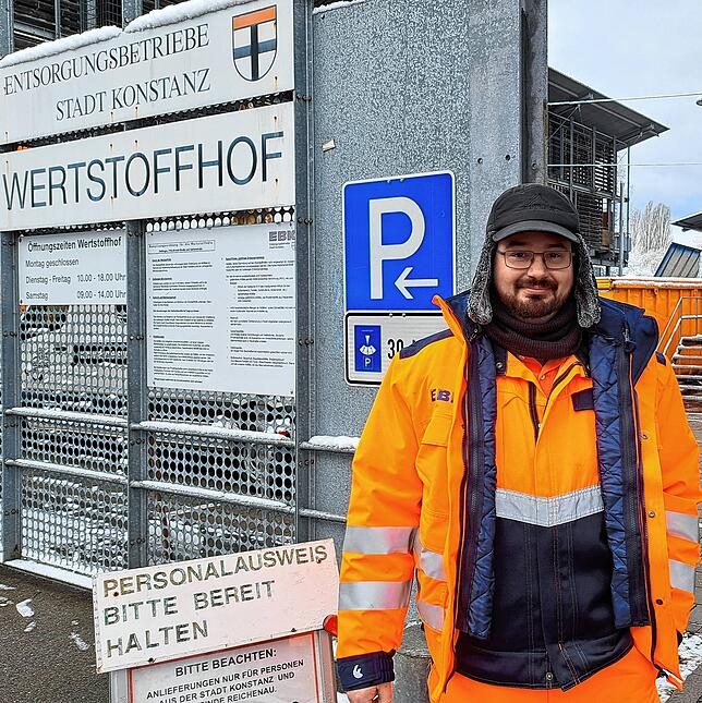 Müllwerker Markus Vetter vor dem Wertstoffhof bei den Entsorgungsbetrieben in Konstanz. Hier steht er in Regel mit mindestens einem ...