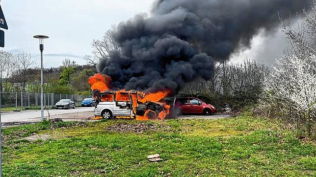 Plötzlich steht ein Kleinbus beim Hohentwiel-Stadion in Flammen. Nur einer von 15 Einsätzen der Singener Feuerwehr binnen der ...
