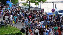 (Archivbild) Viele Menschen tummeln sich auf dem grenzüberschreitenden Flohmarkt 2023 am Rheinufer. Wie viele wohl in diesem Jahr kommen ...