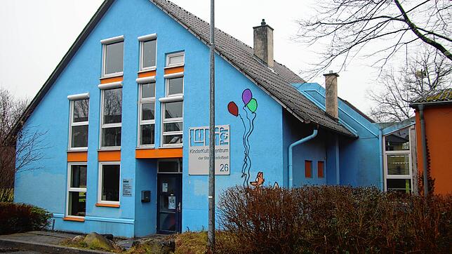 Das Kinderkulturzentrum Lollipop ist in die Jahre gekommen. Das blaue Haupthaus und der orangefarbene Holzbau (rechts im Bild) stammen ...