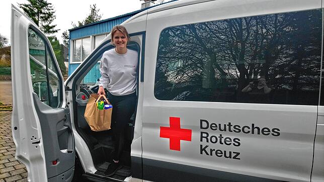 Der Rot-Kreuz-Ortsverein, hier Iris Gähme, bietet in der Coronakrise einen Einkaufs- und Versorgungsdienst an. Doch auch viele andere ...