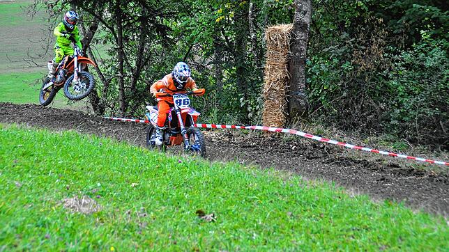 Auf der Motocross-Strecke (wie hier im Bild) ist der Sport erlaubt &ndash; im Hegau hat ein Motocross-Fahrer jetzt aber die Polizei ...
