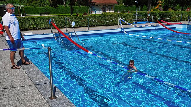 Schwimmmeister Gerd Tscheulin musste nur wenige Besucher beaufsichtigen.