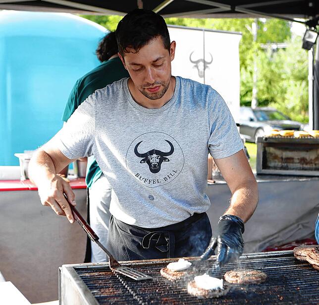Martin Jaser im Einsatz: Burger sind ein klassisches Streetfood, die Singener Firma Büffel Bill ist immer wieder bei Festivals dabei ...