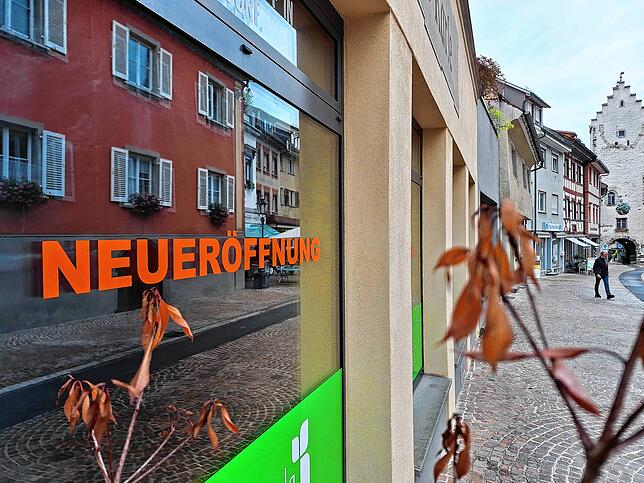 Im Schaufenster wird es bereits angekündigt: Der lange Leerstand im „Haus Karle“ ist bald vorüber. Dann wird der Laden wieder ...
