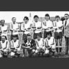 Die Erste Mannschaft des VfR Menningen im Jahr 1974 mit Vorstand und Schriftführer (stehend von links): Vorsitzender Erwin Restle, ...
