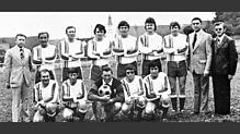 Die Erste Mannschaft des VfR Menningen im Jahr 1974 mit Vorstand und Schriftführer (stehend von links): Vorsitzender Erwin Restle, ...