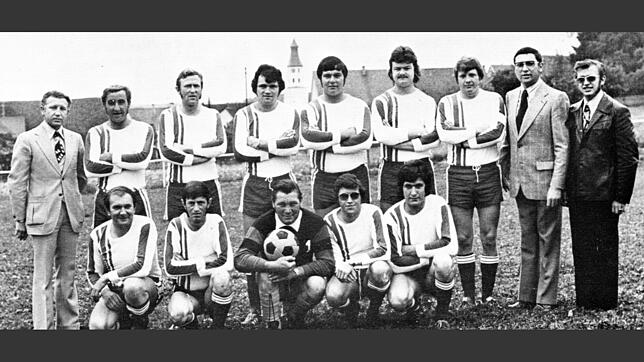 Die Erste Mannschaft des VfR Menningen im Jahr 1974 mit Vorstand und Schriftführer (stehend von links): Vorsitzender Erwin Restle, ...