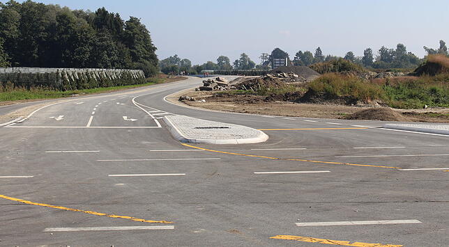 Bild 6: Neue Straßenführung und glänzender Asphalt: So sieht es inzwischen auf der B 31 zwischen Fischbach und Immenstaad aus