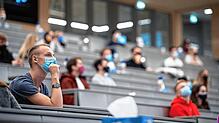 Studierende in einer Begrüßungsveranstaltung für Erstsemester an der Universität Hohenheim. Immer weniger entscheiden sich, ein ...