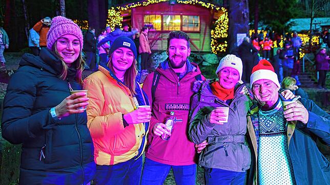 Sie wohnen auf der ganzen Welt verstreut und treffen sich auf dem Triberger Weihnachtszauber: Amy van der List (von links) lebt in ...