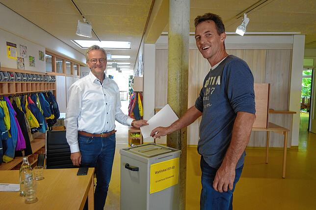 Heute wird in Engen der neue Bürgermeister gewählt: Hier gibt Jörg Hörtner (rechts) gerade seine Stimme ab. Wirtschaftsförderer Peter ...