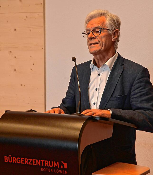 Bürgermeister-Stellvertreter Hansjörg Staiger übernimmt die Laudatio auf den Roten Löwen.