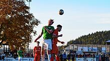 Furtwangens Timo Wagner (links) im Kopfballduell mit Max Schneider vom SV Aasen.