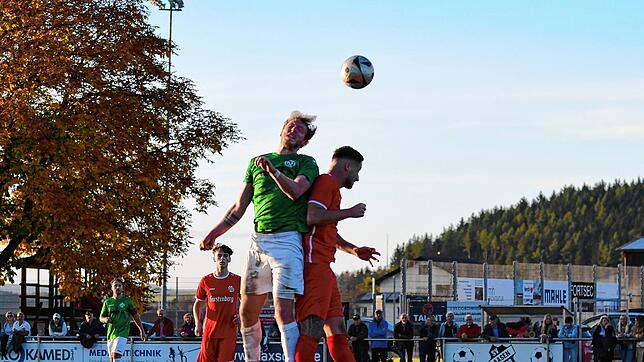 Furtwangens Timo Wagner (links) im Kopfballduell mit Max Schneider vom SV Aasen.