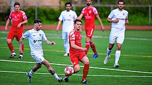Kein Tor, aber den Ligaverbleib: Yannik Kalt (rechts, gegen Lukas Guschel) darf sich mit dem FC Schlüchttal nach dem 0:0 beim FC Schönau ...