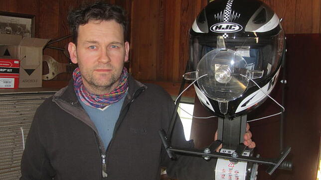 Der Hintschinger Erfinder Albert Keller hat den "Watroprob-Helmscheibenwischer" entwickelt, der an jeden Motorradhelm passt und Bikern ...