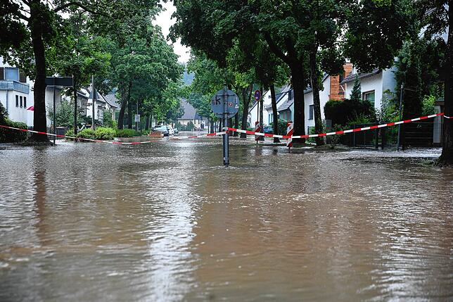 Blick in die überflutete Morper Allee in Erkrath, Nordrhein-Westfalen.