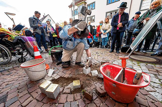 Der Künstler verlegt stets alle Stolpersteine selbst und lässt sich auch nicht helfen.