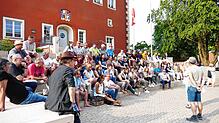 Bei den Proben zum Sommertheater gibt es viel zu besprechen, wofür sich die Darsteller meist auf der Treppe des Stettener Rathauses ...