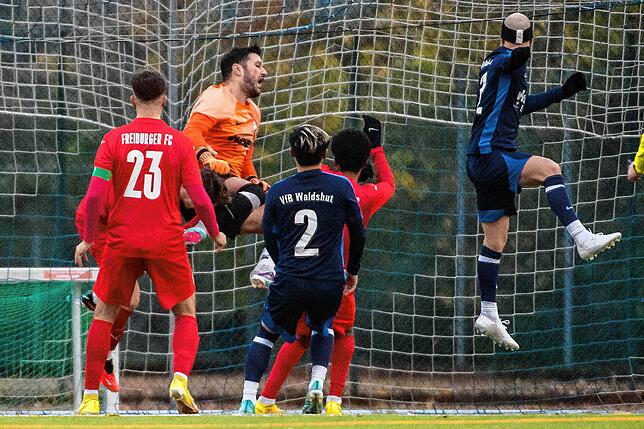 Bild 1: VfB Waldshut muss sich mit 2:2 gegen die U23 des Freiburger FC begnügen &ndash; und wir haben Bilder!