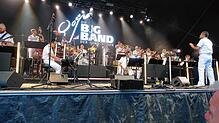 Die Big Band der Bundeswehr mit ihrem Leiter Timor Oliver Chadik beim Auftritt am Konzertsegel