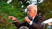 Rainer Ehmann ist seit 35 Jahren Dirigent des Musikvereins Ludwigshafen. Dieses Bild entstand bei einem Konzert im Sommer 2024.