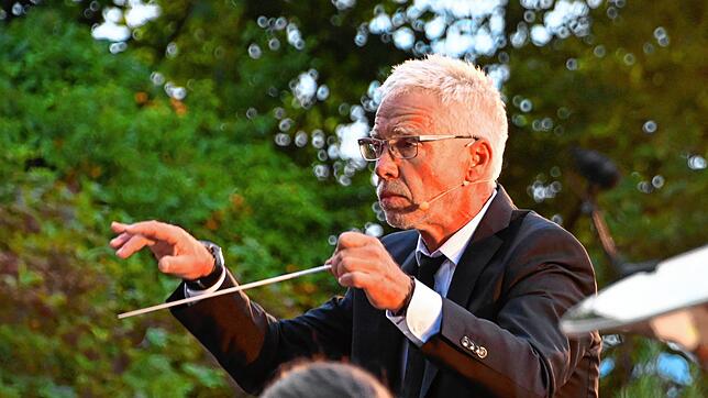 Rainer Ehmann ist seit 35 Jahren Dirigent des Musikvereins Ludwigshafen. Dieses Bild entstand bei einem Konzert im Sommer 2024.