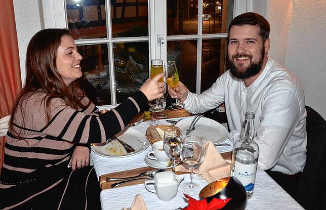 Sarah und Robert Martin haben sich zum letzten Abend des Jahres ein feines Essen gegönnt.