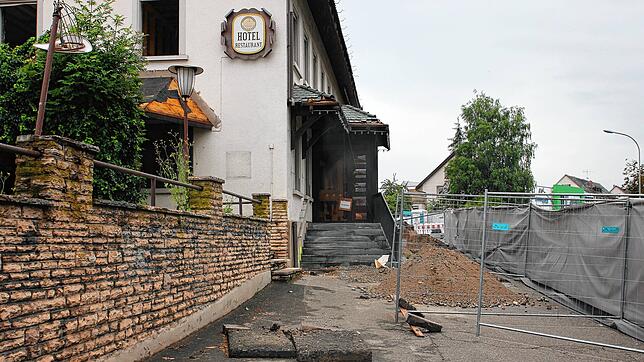 Im Juli 2016 lief der Abriss des Hotels Paradies. Auf diesem Bild sind Eingang und Terrasse zu sehen. Der Abrissbereich war nach rechts ...