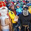 Der Vorhof des Blumenfelder Schlosses ist bei der Schlossweihnacht gut gefüllt. Nikolaus (Alfred Hornung) und sein Knecht Ruprecht ...