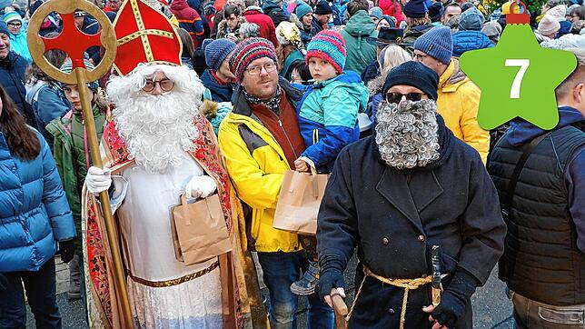 Der Vorhof des Blumenfelder Schlosses ist bei der Schlossweihnacht gut gefüllt. Nikolaus (Alfred Hornung) und sein Knecht Ruprecht ...