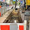 Mitarbeiter der Firma Saugbagger Hochrhein öffnen die Straße über den Gasrohren in der Bad Säckinger Innenstadt.