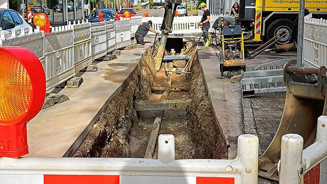 Mitarbeiter der Firma Saugbagger Hochrhein öffnen die Straße über den Gasrohren in der Bad Säckinger Innenstadt.