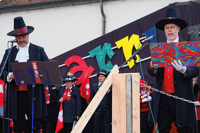 Die Narrenbürgermeister Matthias Röhrenbach und Hubert Lehle übernehmen das Regiment.