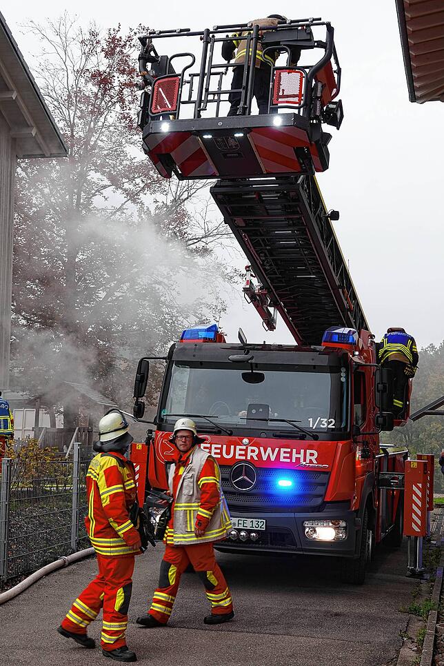 Zu eng: Die Drehleiter der Todtmooser Feuerwehr konnte den Rettungskorb nicht auf die gewünschte Höhe bringen.