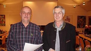 Bei der Hauptversammlung des Schwäbischen Albvereines Inzigkofen wurde Winfried Scherer (links) vom Vorsitzenden Erich Beck für 40 Jahre ...